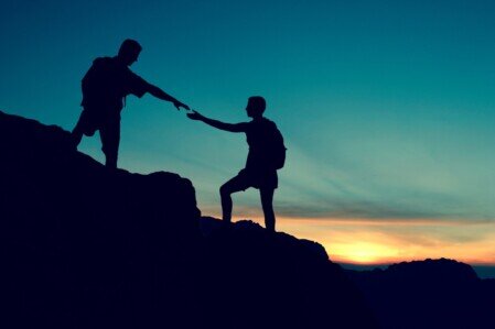 Servizi e aiuto persone che si aiutano a salire un monte